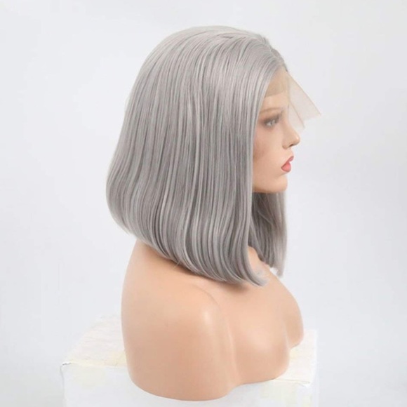 🖤KaLiza 12” GREY MIDDLE PART BOB WIG *NWT* 🖤